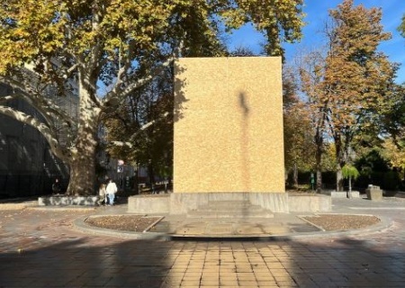    В Одессе заколотили досками Пушкина, в Киеве сбивают посвящение павшим героям у подножия Родины-матери