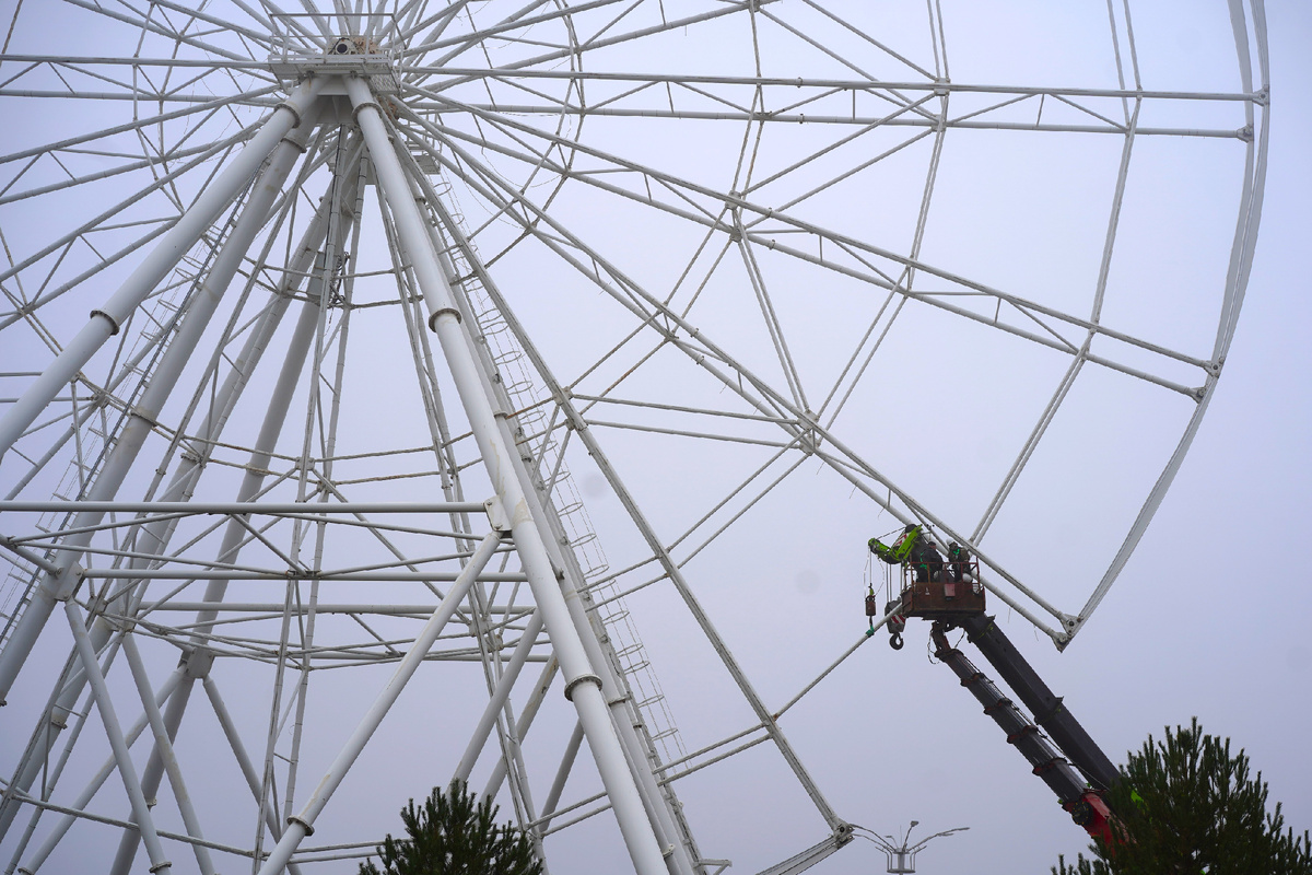 Демонтаж спиц 50-метрового колеса обозрения