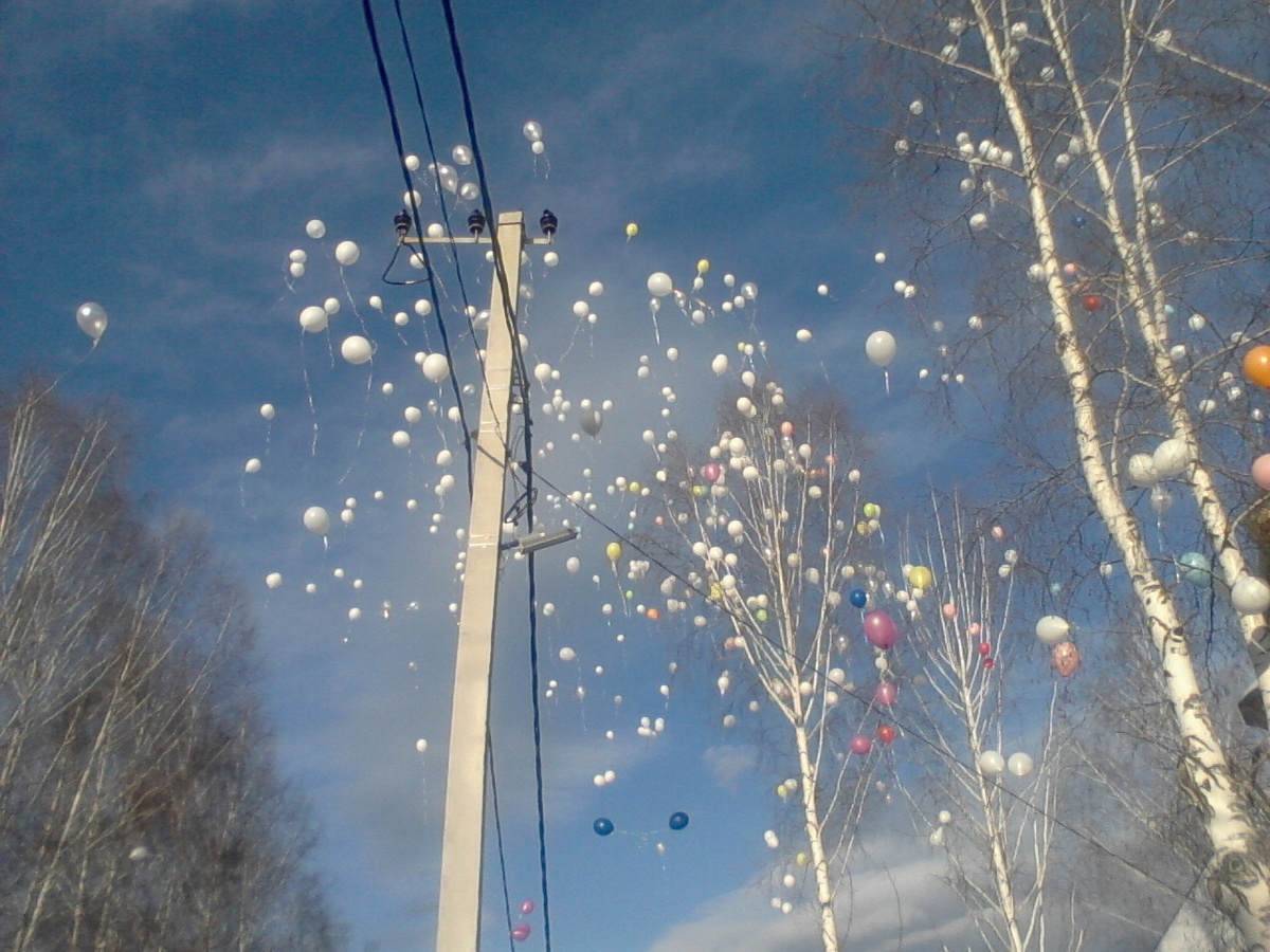 Митинг у часовни после трагедии "Зимней Вишни". Шары летят в небо.