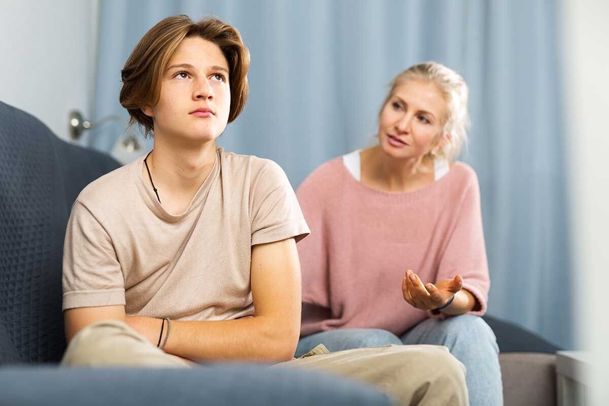 Иногда важнее не искать, кто прав, а просто сказать друг другу «прости», чтобы снова быть на одной стороне. Источник: BearFotos / Shutterstock / FOTODOM📷
