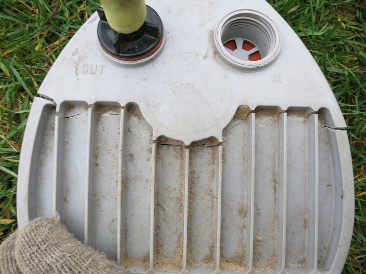 Внутри всё развалилось, а теперь и верхняя крышка лопнула...