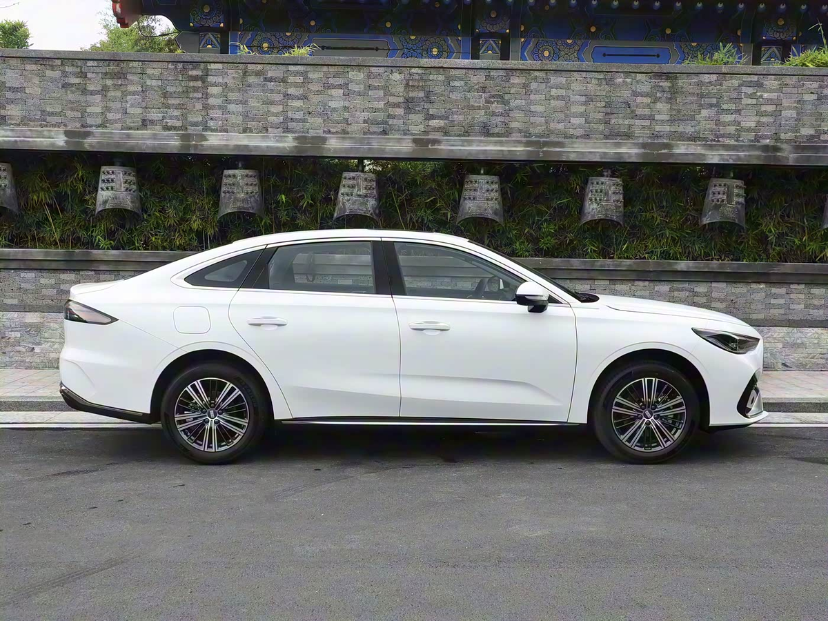 Бюджетный гибридный седан Geely Galaxy Star 6 – вид сбоку