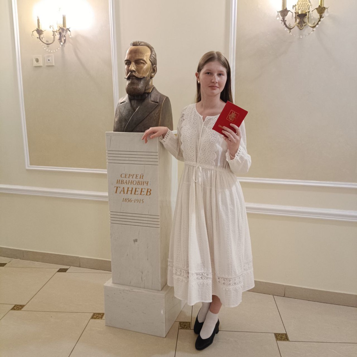 С красным свидетельством об окончании музыкальной школы