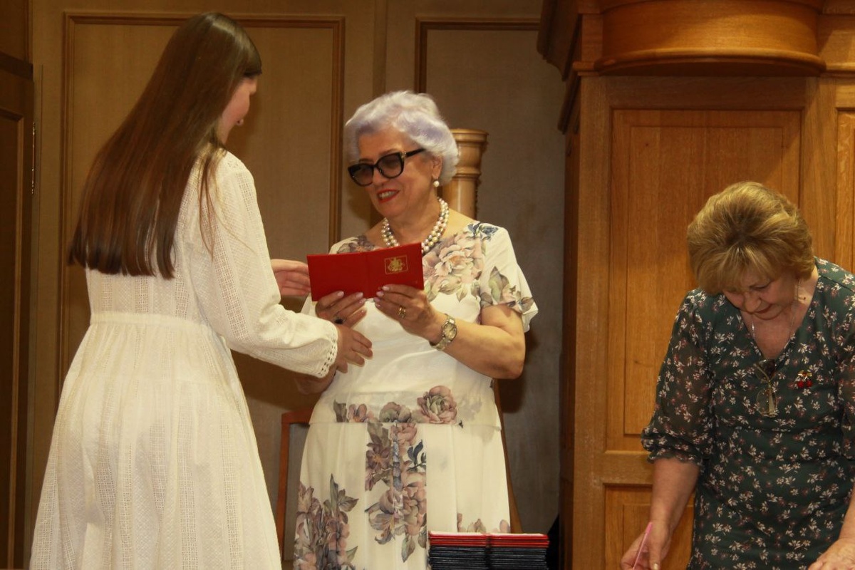 Гугули Георгиевна Ревазишвили вручает мне свидетельство