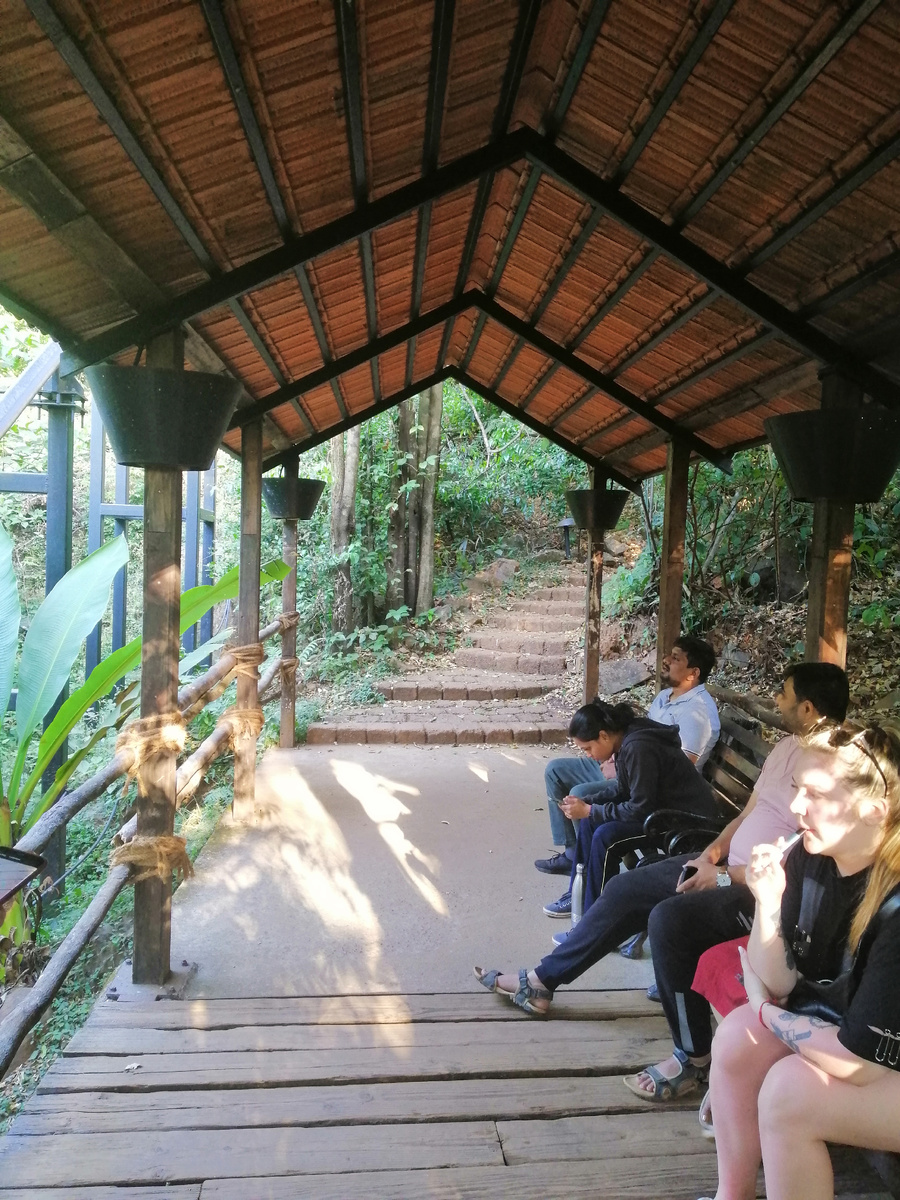 Ожидание на нижней станции фуникулера. Фото Автора