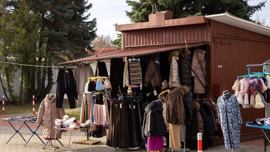Автор фото: пресс-служба Яцека Бжезовского. Торговля на городской площади в Белостоке, Польша.