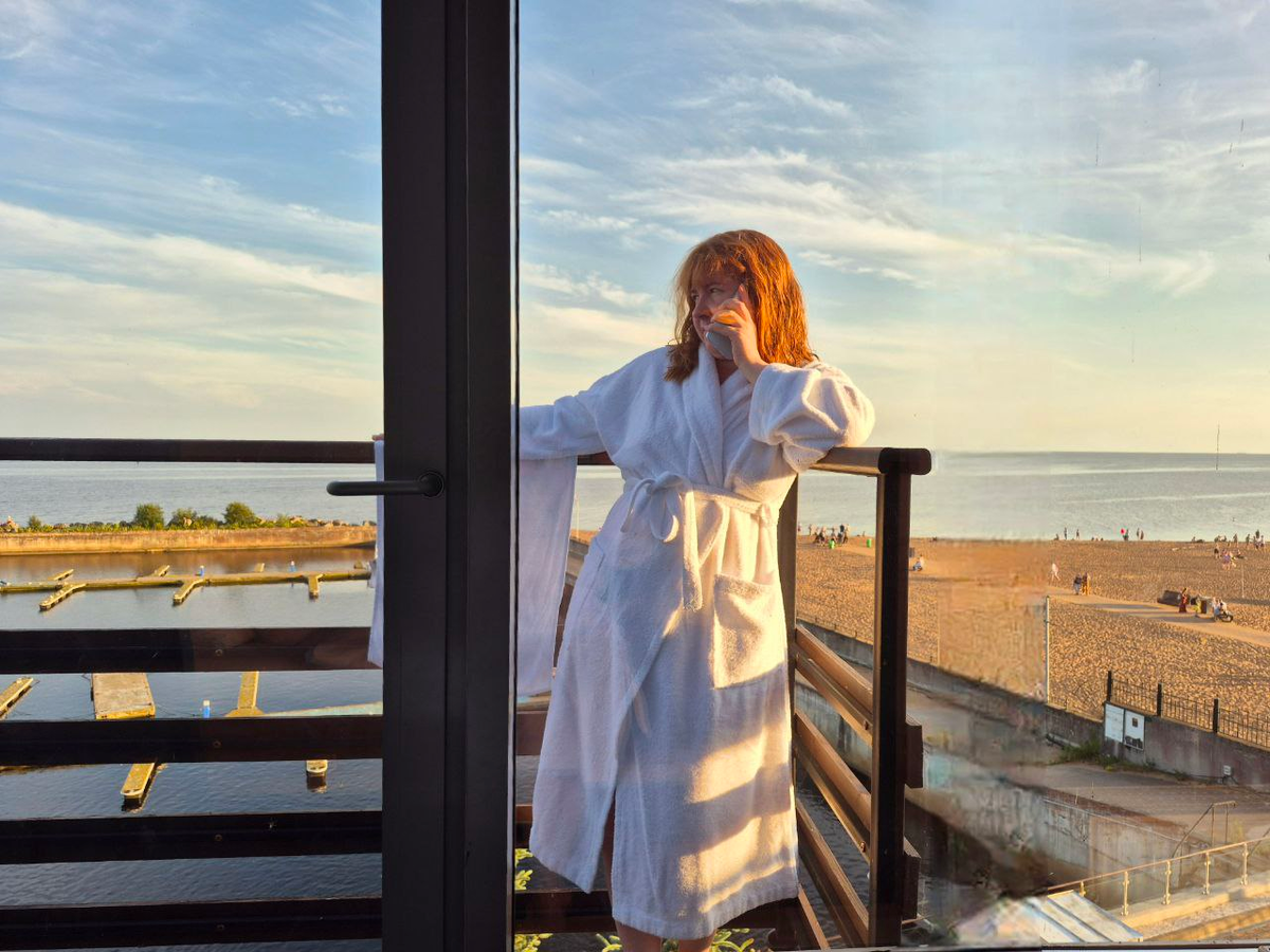 Естественно, если я могу забронировать себе классный номер с видом на море и кайфовать там, то это не "Повезло!", а "Заработала"))))