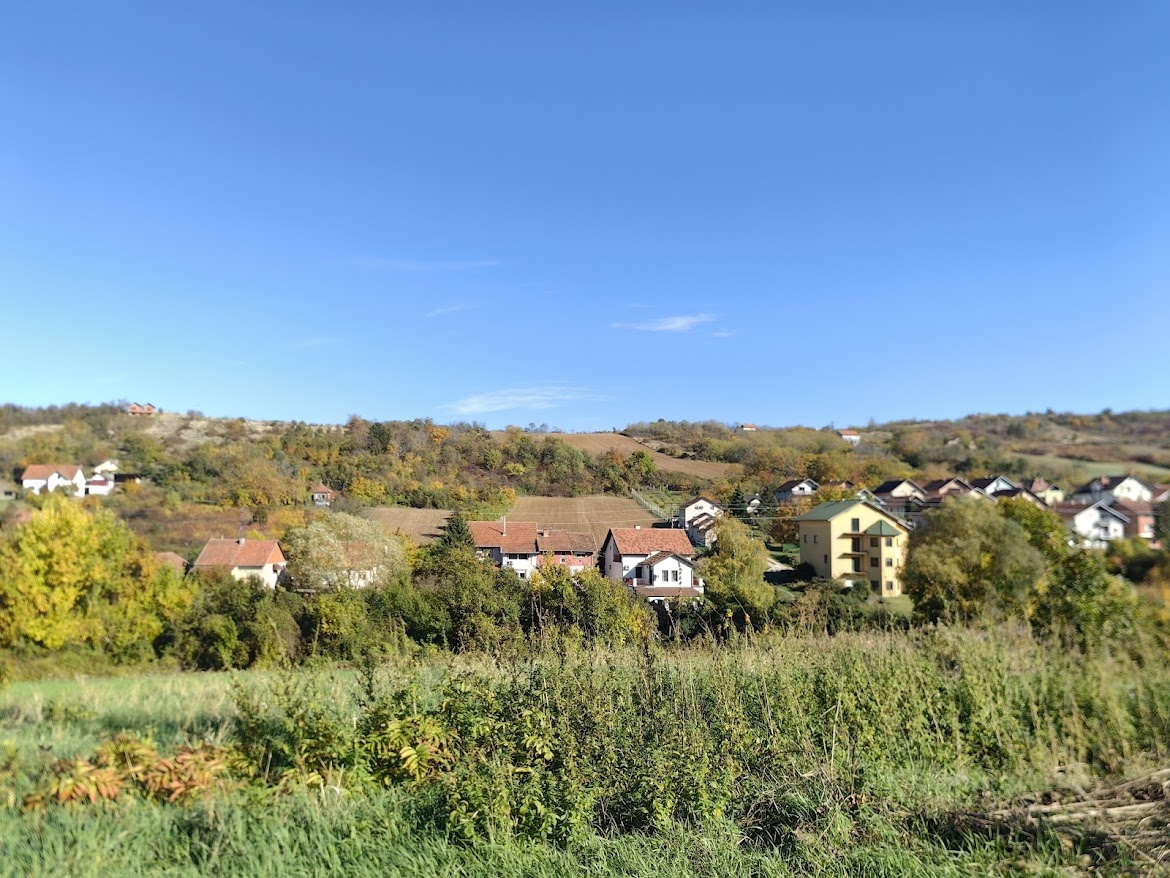 А здесь опять природное поглощает рукотворное.