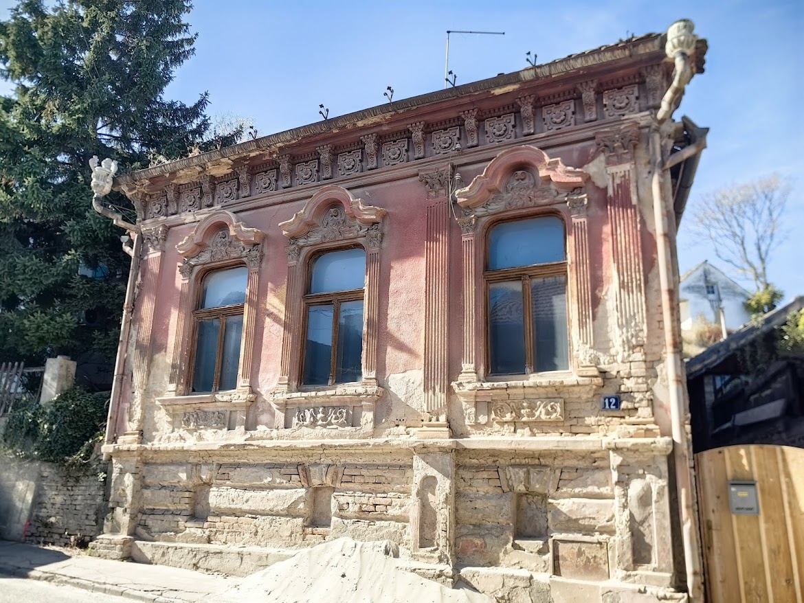 А этот старичок - сколько ему осталось?