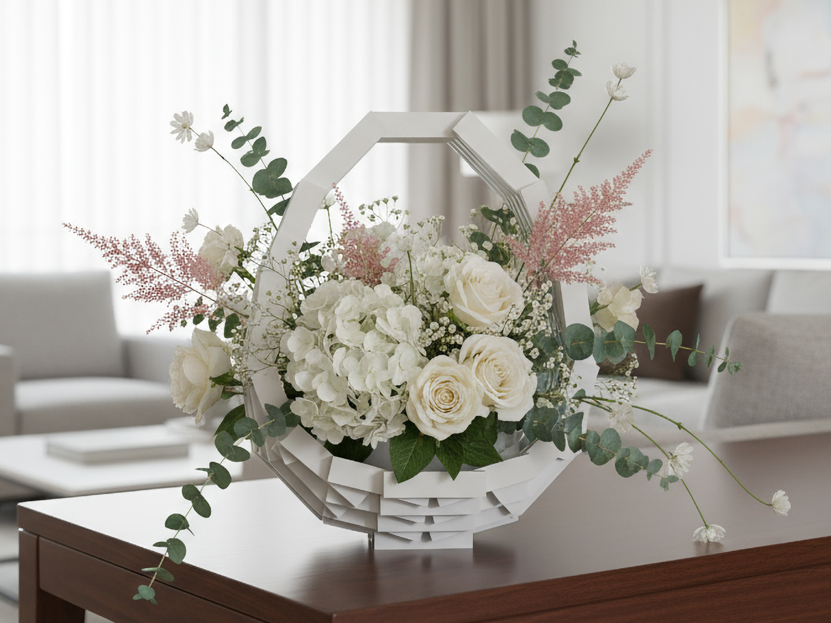 Композиция с цветами в корзине EGG