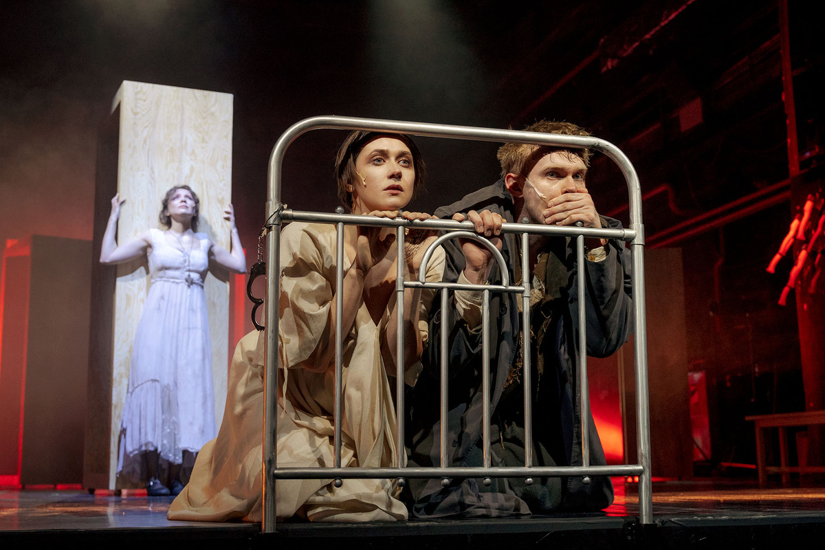    Сцена из спектакля «Преступление и наказание»