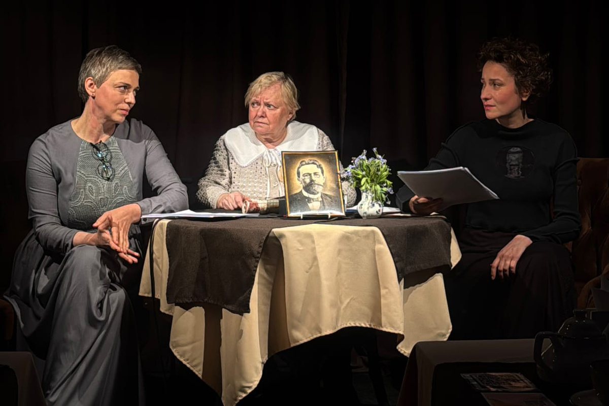    Сцена из спектакля «Три»