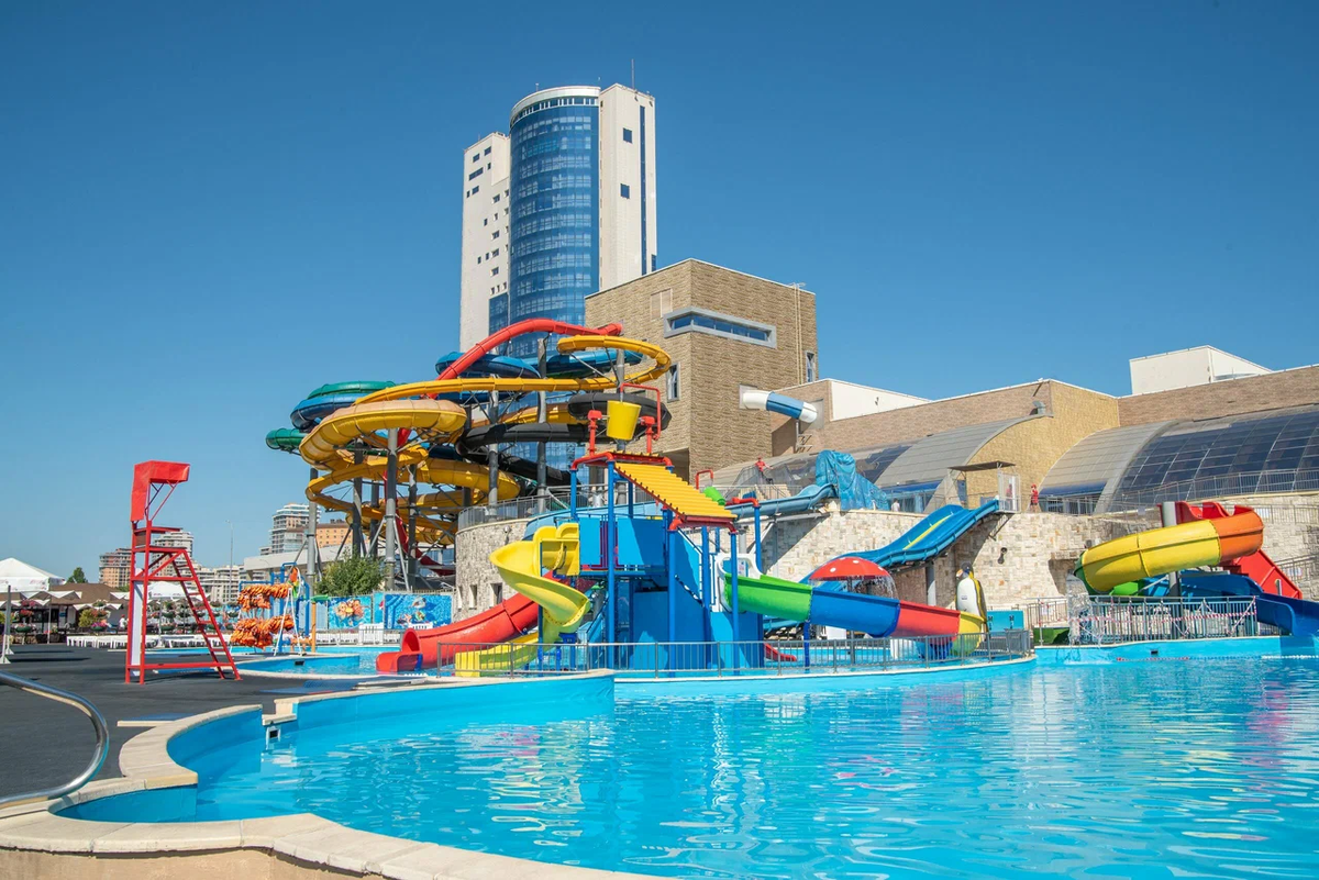 Летом большой популярностью пользуется пляж — бассейн с шезлонгами и горками под открытым небом. Фото: Rivera I. / Яндекс Карты