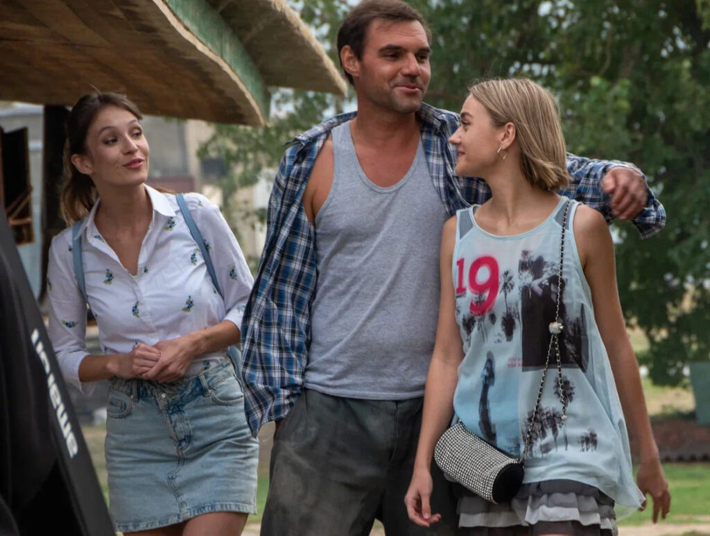 Паромщик с дочерью и американской журналисткой /Фото: творческая группа «Стелла»