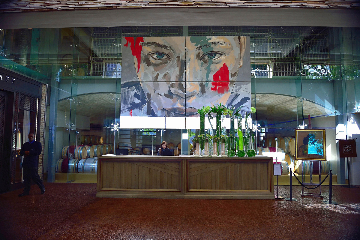 Вход на винодельню Delaire Graff Estate, справа — тот самый оригинал «Китайской девушки» Владимира Третчикова, которую еще называют «Азиатской Джокондой». Фото: South African Tourism / Wikimedia