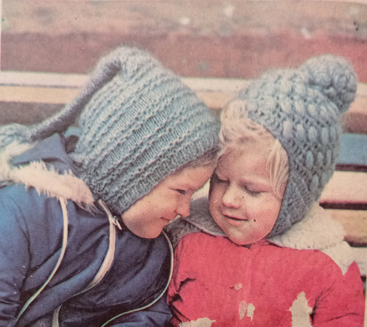 Вязаные детские шапки из советского альбома моделей 1984 года. Фото автора.