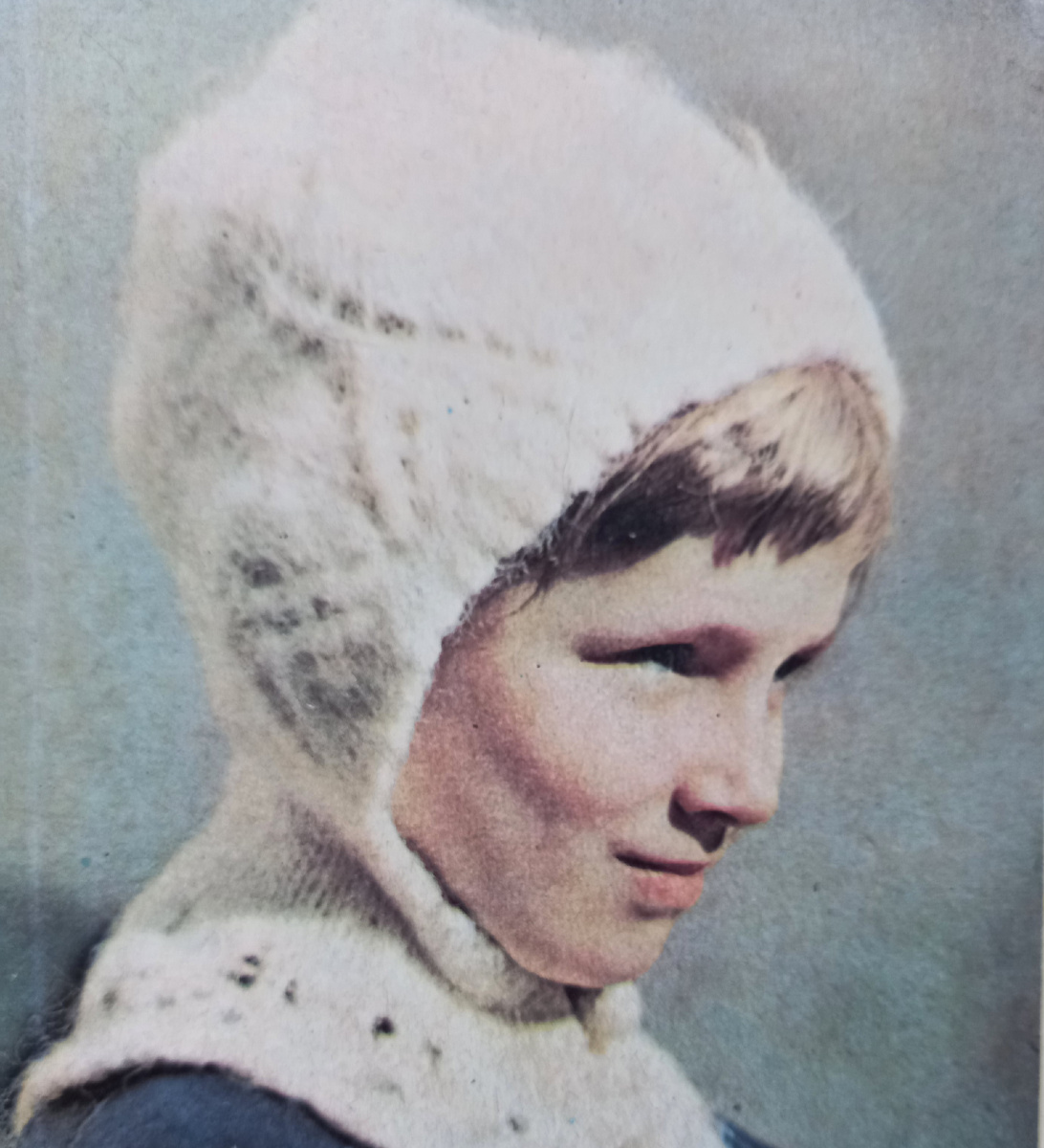 Что-то похожее на тот "шлем". Фото из журнала "Вязание" за 1984 год.