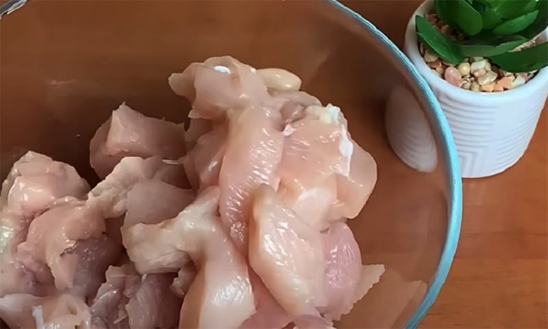 Мягкое куриное филе в чесночном соусе: простой и вкусный ужин 