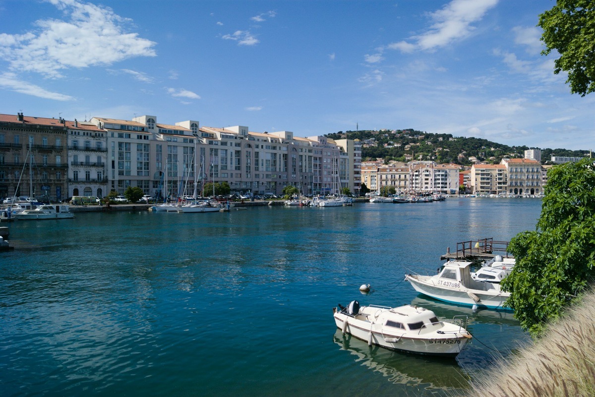 Очевидцы рассказывают, что регулярно видят Джонни Деппа за барной стойкой этого отеля. Фото: coulibaly dokoungo / Unsplash