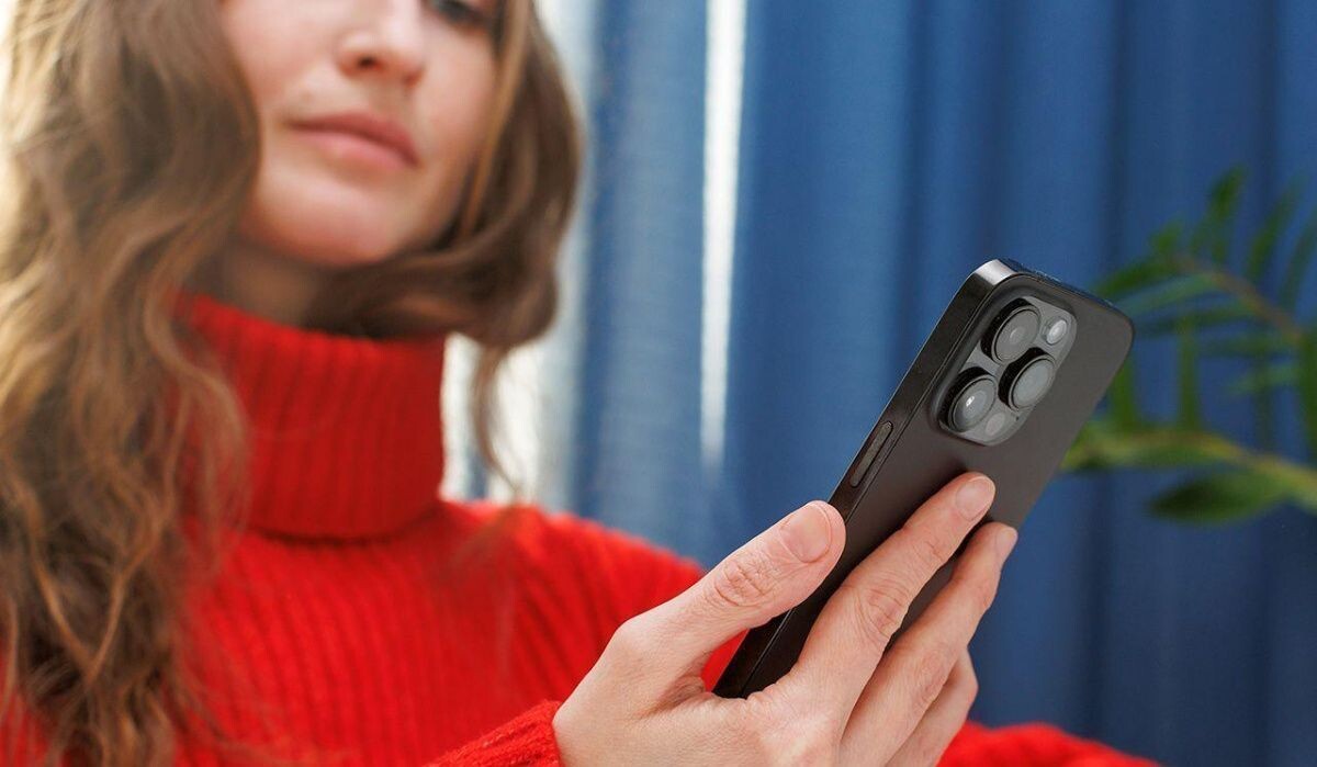     Девушка с телефоном. Источник: mos.ru Автор фото: Пресс-служба Мэра и Правительства Москвы