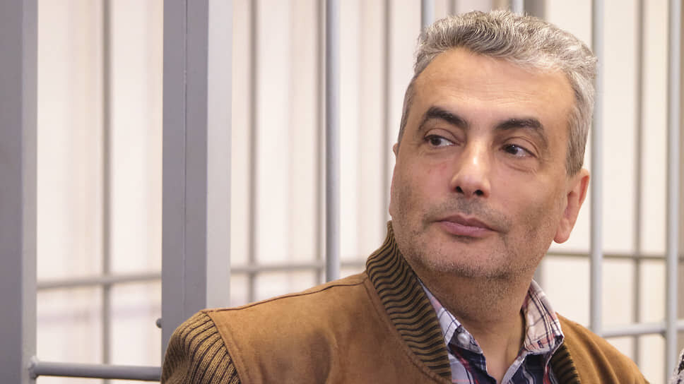 Лев Шлосберг (признан иноагентом) зачитал имена репрессированных жителей родной Псковской области и добавил, что над современным иноагентским законодательством «висит страшная тень политических репрессий XX века».📷Фото: Валерий Данилкин / Коммерсантъ