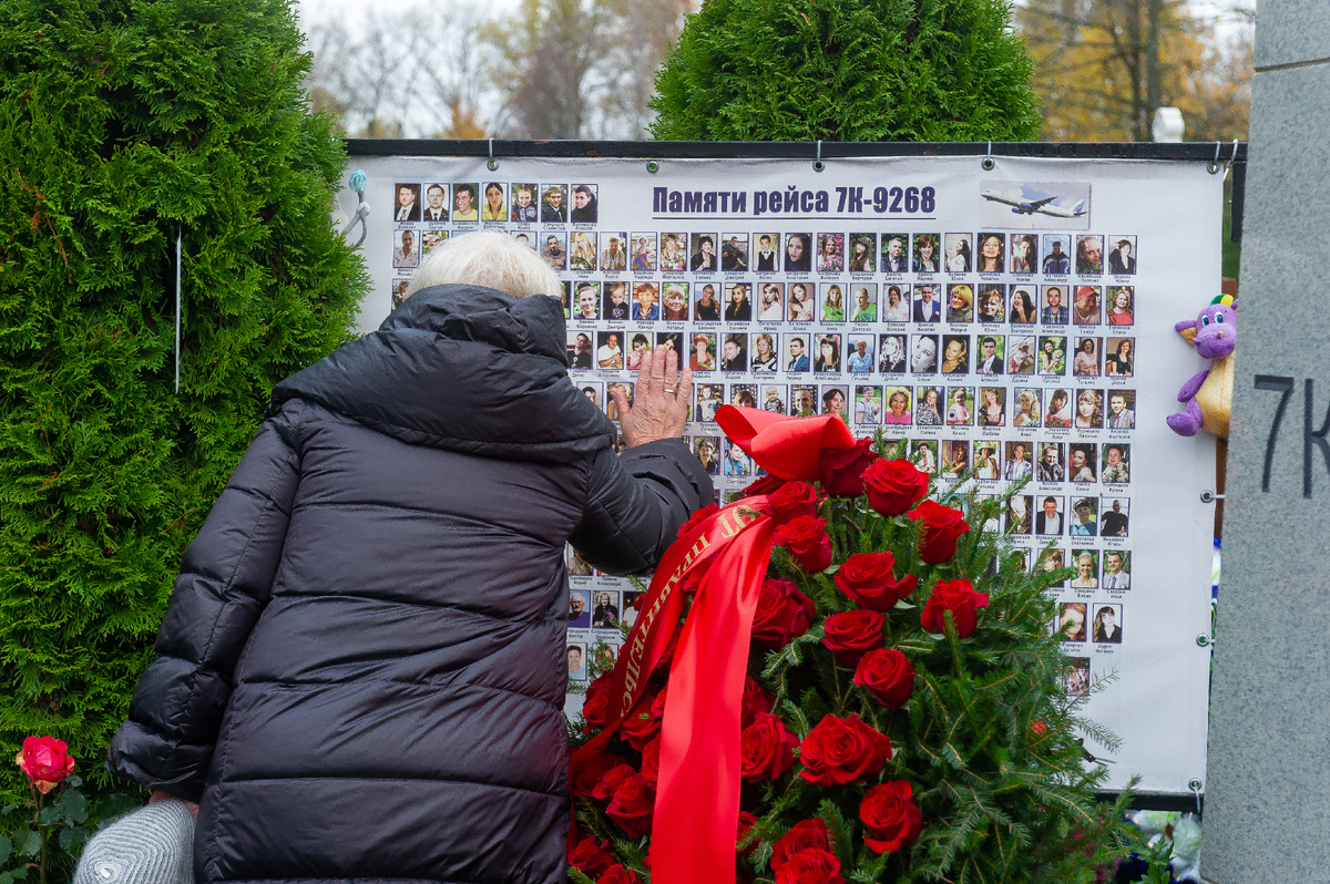 Мемориал «Сложенные крылья» на Серафимовском кладбище в захоронением неопознанных останков. Фото: Олег ЗОЛОТО