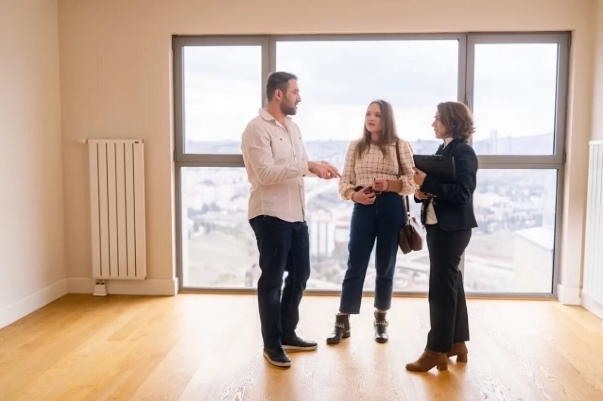    Продавцы вторичного жилья по-прежнему стараются придержать объекты, а новостроек меньше не становится.