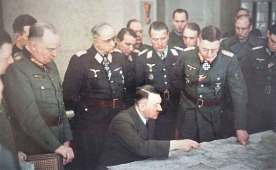 Гитлер рисует свой гениальный план