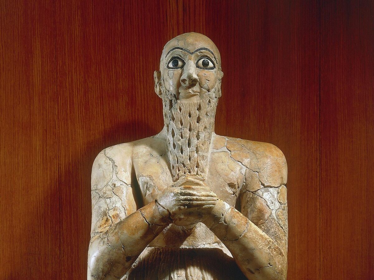    Царь Итур Шамаган в молитвенном одеянии и каунаке (накидке из козьей шерсти или шерсти), алебастровая статуя из Мари, Тель-Харири, Сирия. Шумерская цивилизация, III тысячелетие до н. э. Национальный музей Дамаска© Getty Images / DEA / G. DAGLI ORTI