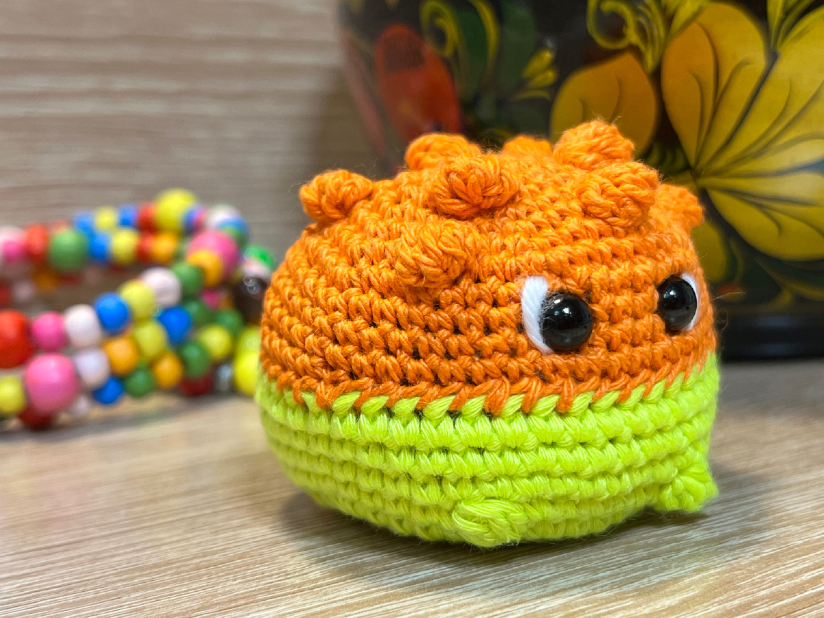 И ещё. Кстати, желтая пряжа флюоресцентная - заряжается от солнышка или лампочки. А потом светится в темноте. А сверху - это пламя 🔥 