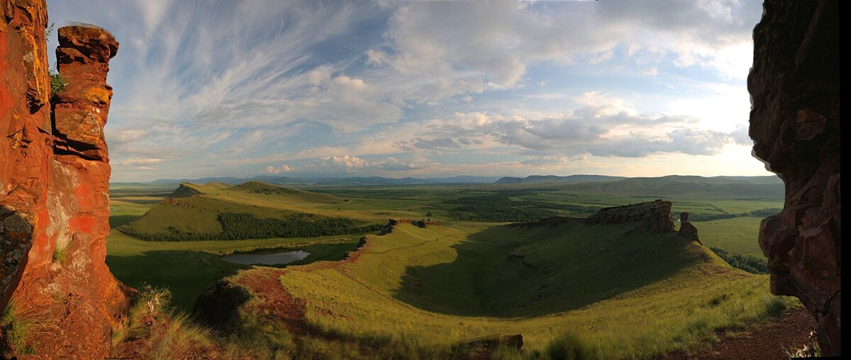 «Сундуки» — природно-исторический памятник природы республиканского значения в Орджоникидзевском и Ширинском районах Республики Хакасия. 
ru.wikipedia.org*
ru.ruwiki.ru
Название гряда получила от самой северной горы, на вершине которой находится скала-останец «Сундук» в форме параллелепипеда, напоминающего сундук. Сами горы получили соответствующие порядковые номера: 1-й, 2-й, 3-й, 4-й и 5-й сундуки.