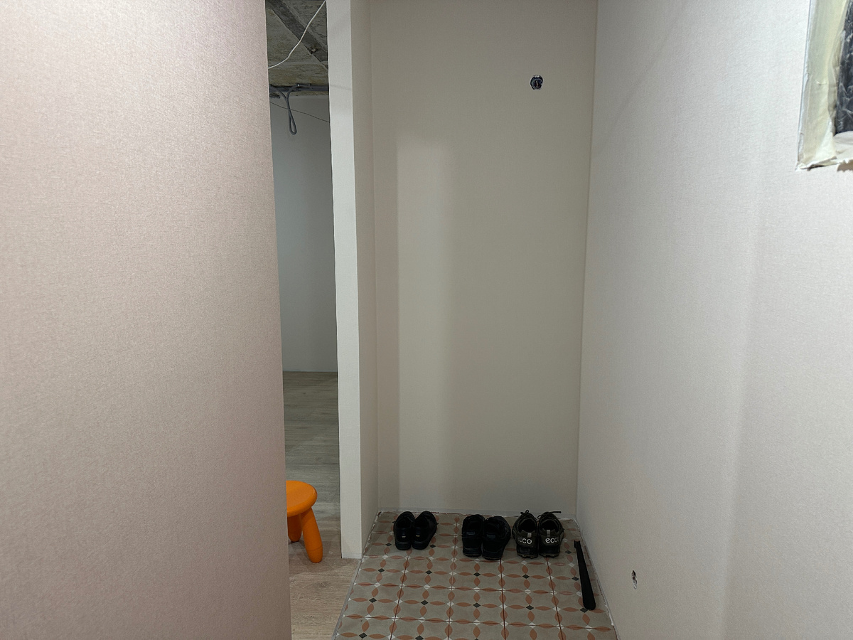 Ниша напротив входа в квартиру. Можно было встроить шкаф, но мы отказались от этой идеи