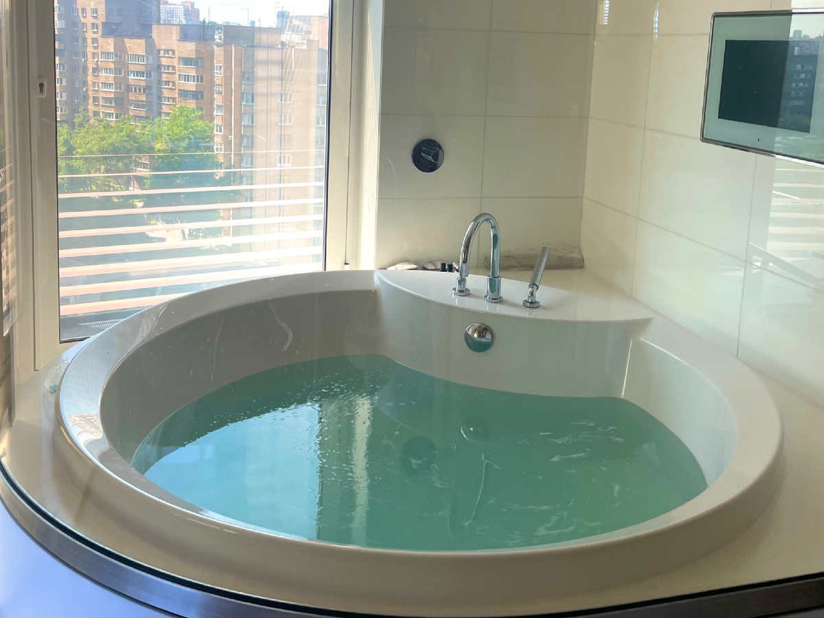 Шикарная ванна с видом на город