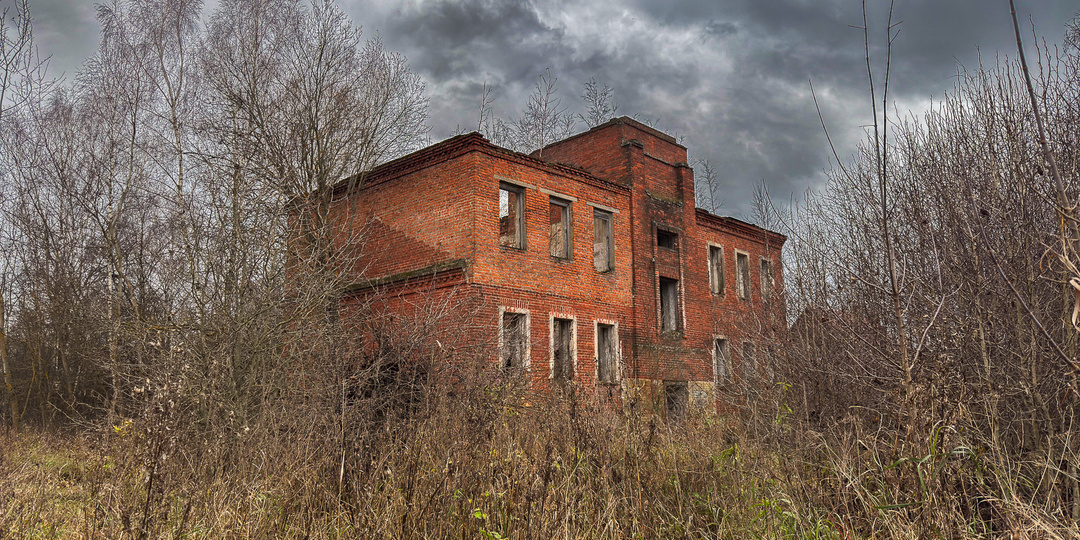 Под Коломной нашёл заброшенную богадельню XIX века (не шутка) — с банькой