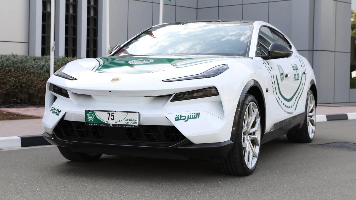 Lotus Eletre R полиции Дубая