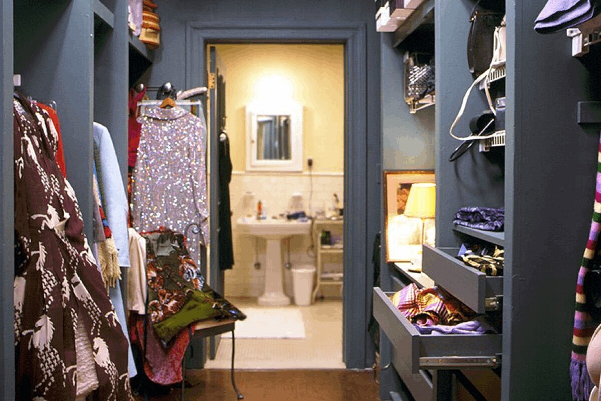 проходная гардеробная в квартире Кэрри Бредшоу из сериала "Секс в большом городе", кадр из фильма