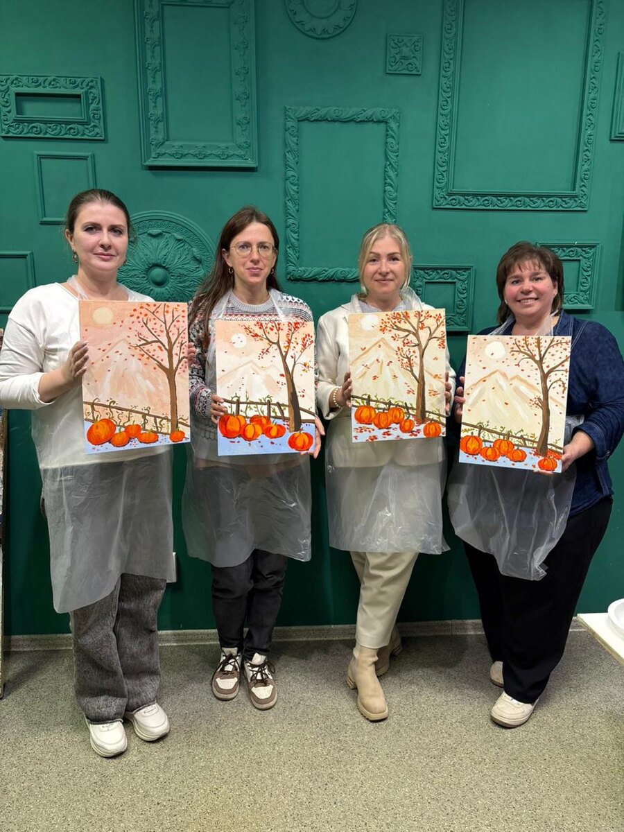 Я - вторая слева. Видно, что синий цвет темнее, чем у других.