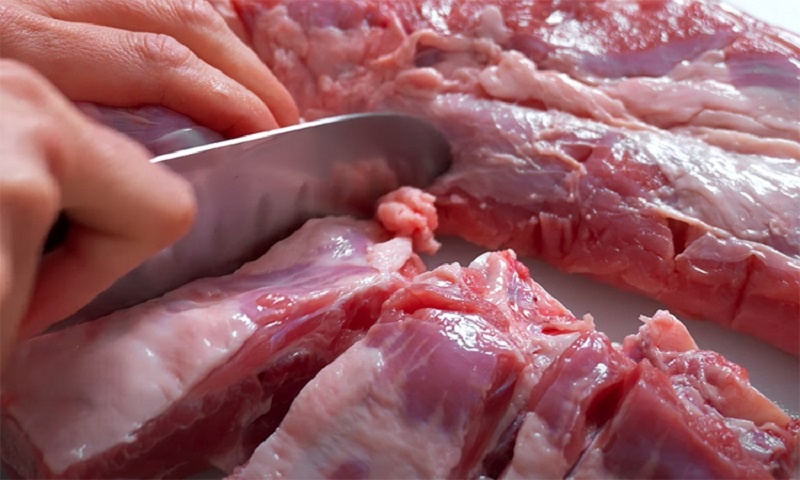 Свиные рёбрышки с яблочным маринадом: как запечь нежнее шашлыка