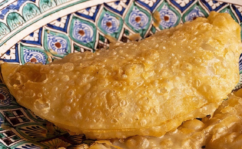 Сочные марокканские чебуреки: секрет идеального теста и пряной начинки