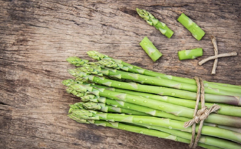 Французская классика на каждый день: три способа приготовить спаржу с идеальной текстурой и вкусом