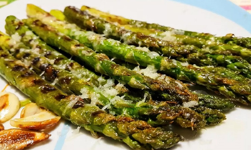 Французская классика на каждый день: три способа приготовить спаржу с идеальной текстурой и вкусом