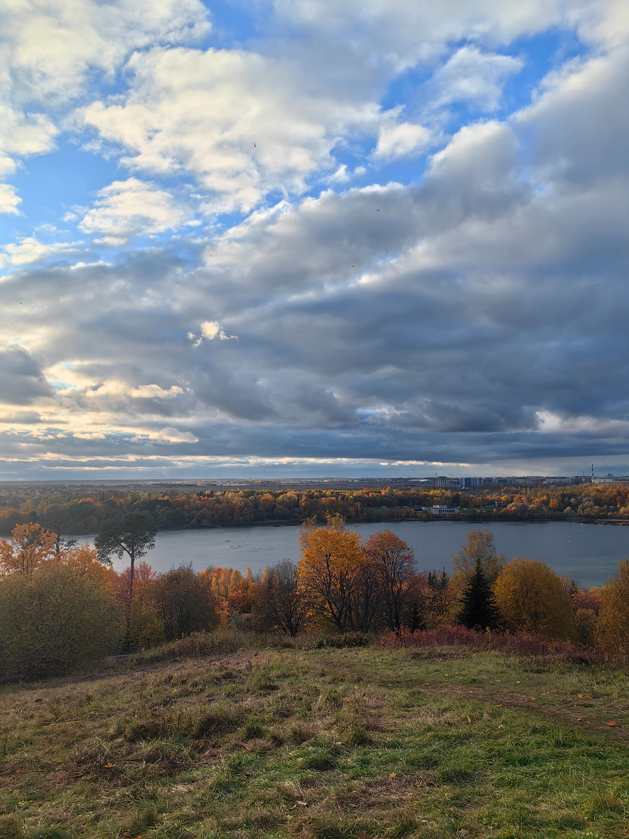 Вид на Дудергофское озеро.
