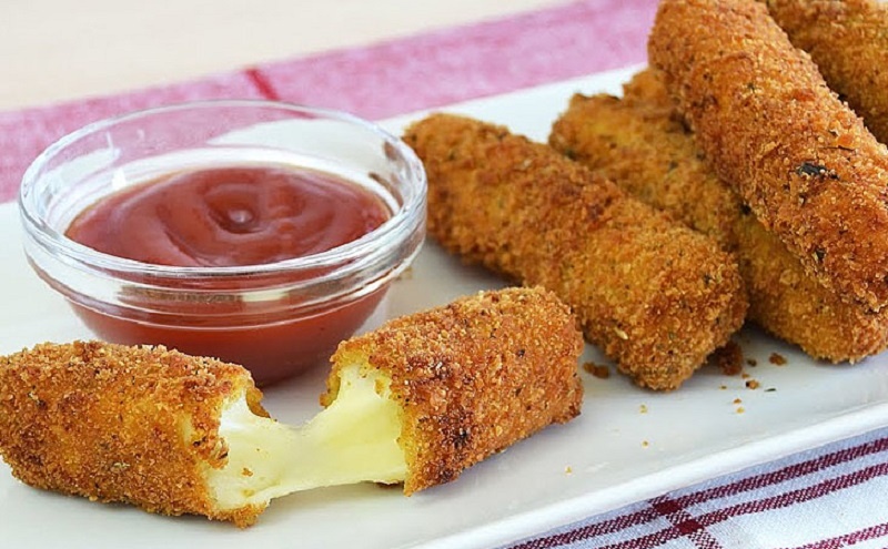 Хрустящие палочки из моцареллы: новое открытие для домашних вечеринок и праздничного стола