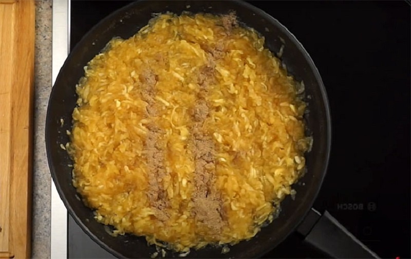 Яблочные трубочки — быстрый десерт из теста для уютного чаепития