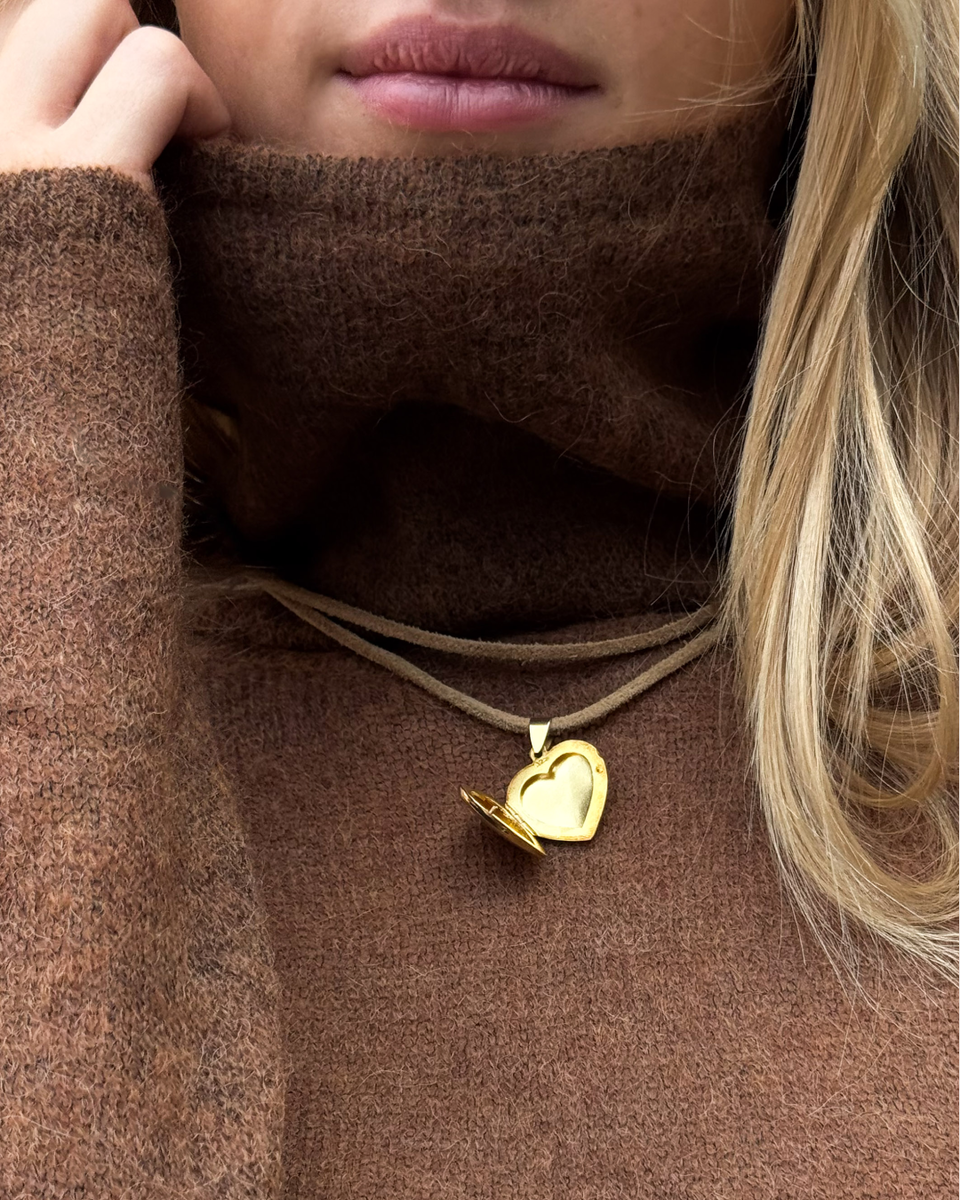 Позолоченная подвеска из серебра «сердце» на бежевом шнурке, коллекция локеты Dzhanelli Jewellery арт. 66874