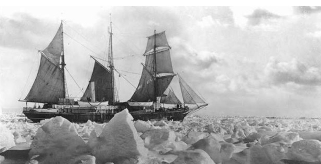 «Мария Целеста» замечен дрейфующим по призрачной траектории.