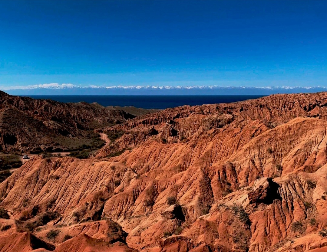 Каньоны Марс — живописные мини-каньоны, расположенные на южном побережье Иссык-Куля в ущелье Каджи-Сай 