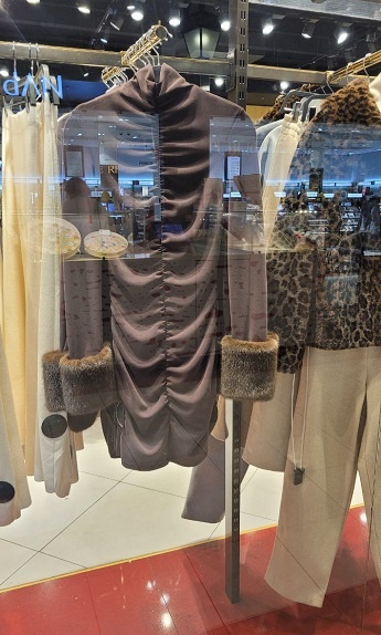 Мех под норку в качестве манжетов на платье