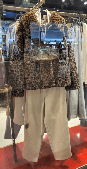 Пятнистый полушубок с белыми джинсами