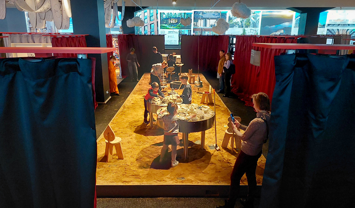 Песочница - для детей и взрослых. Замки, куличики, секретики, узоры - что угодно для души.